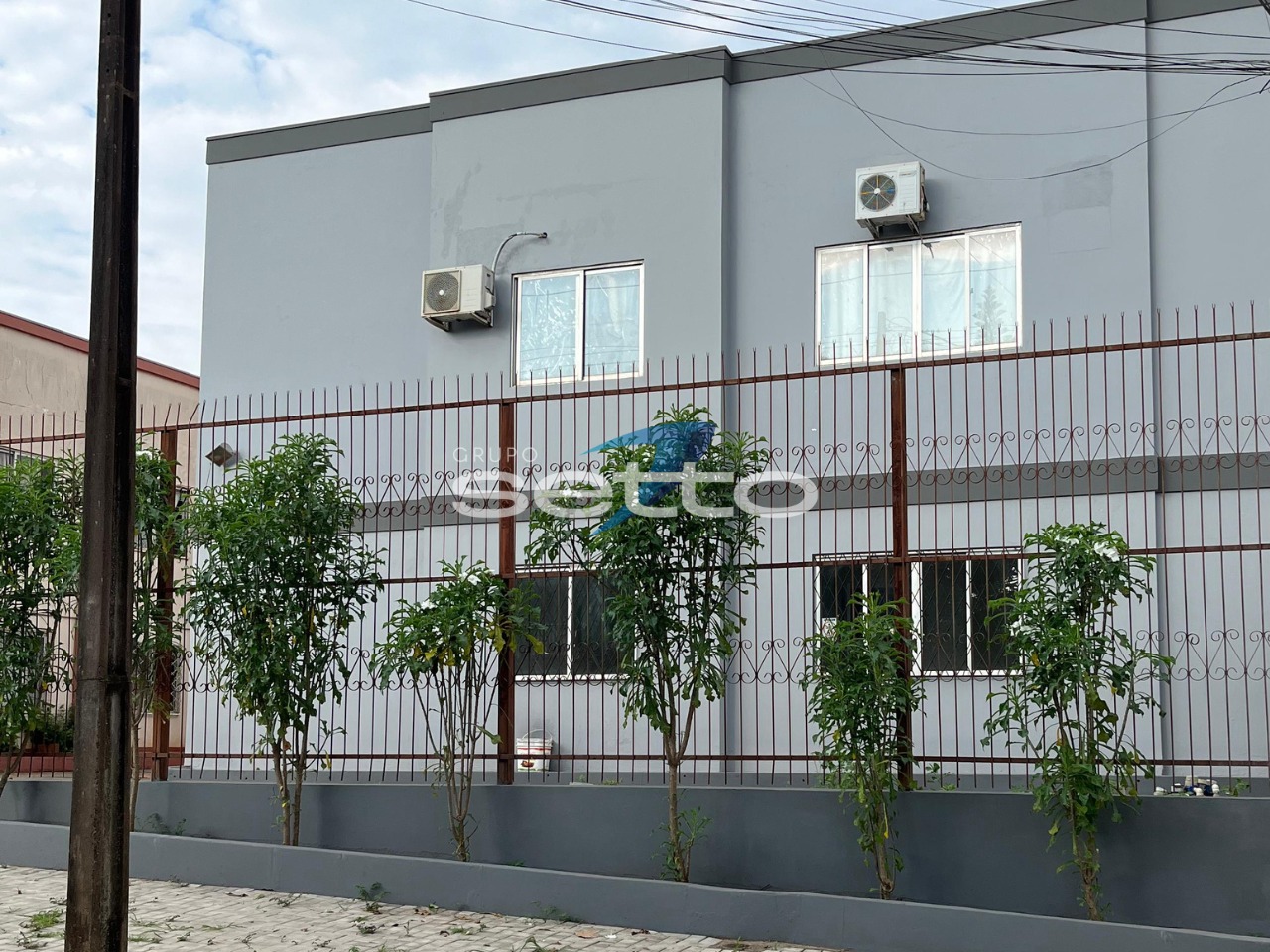 Apartamento com 3 dormitorios-Descubra o encanto de viver em um apartamento térreo acolhedor.