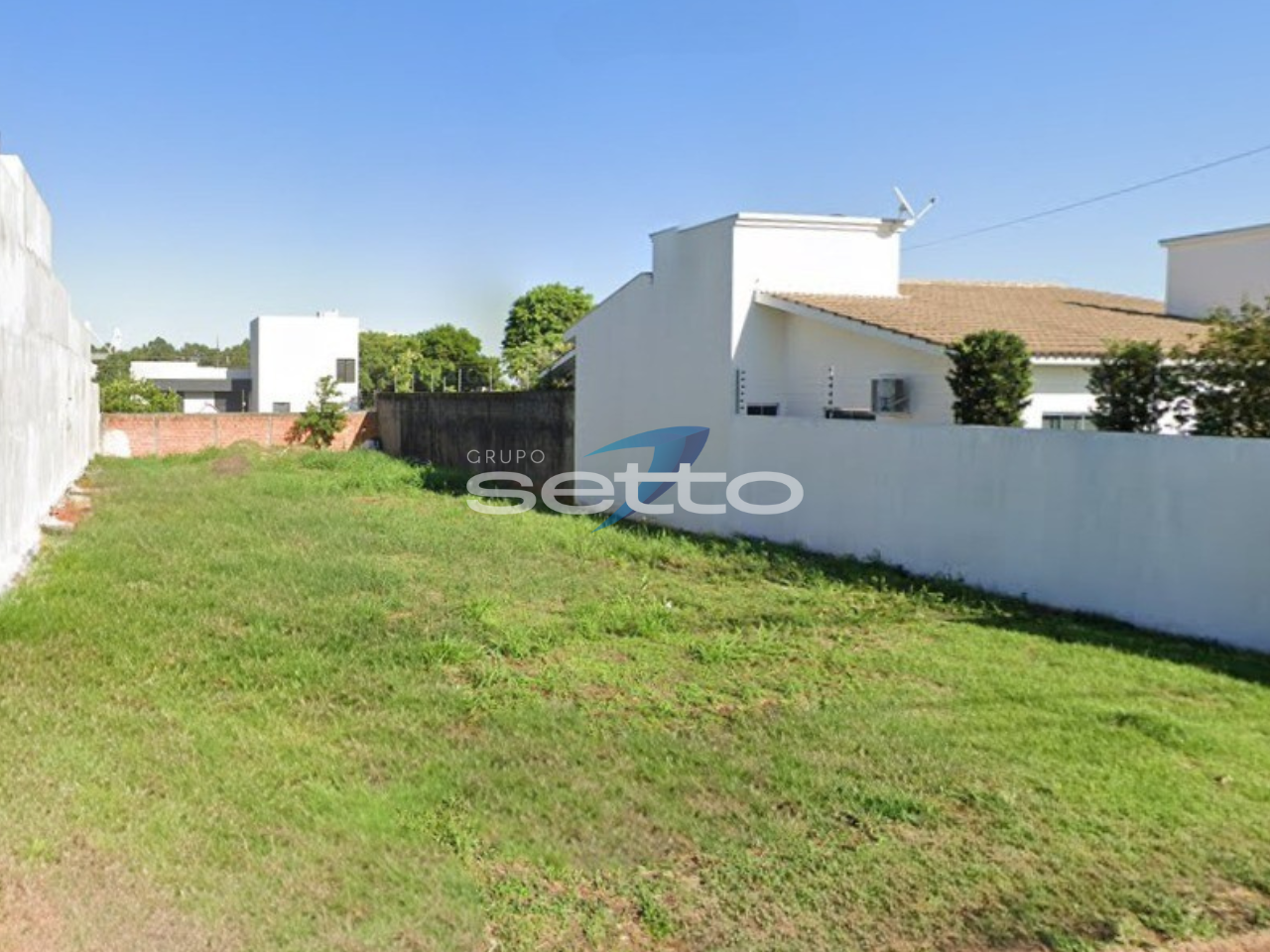 Terreno-Localização privilegiada proporciona fácil acesso a farmácias e escolas